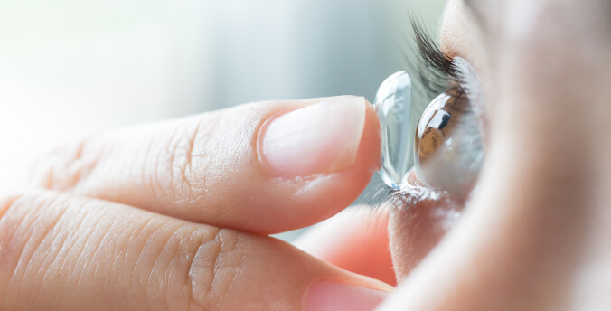 woman putting her contact lens